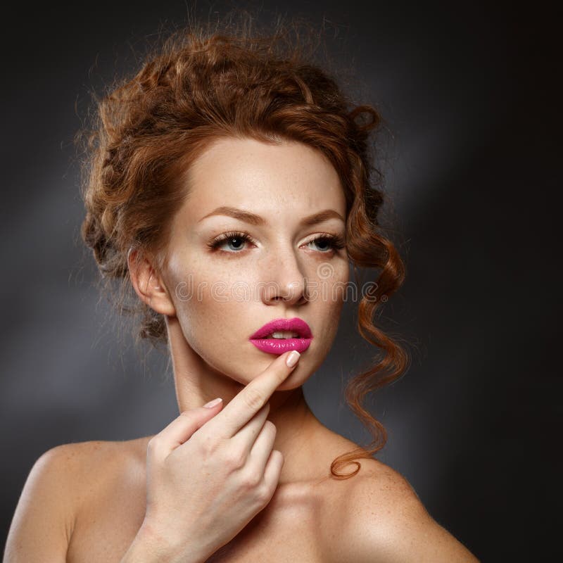 Beauty Fashion Model Girl with Curly Red Hair, Long Eyelashes.