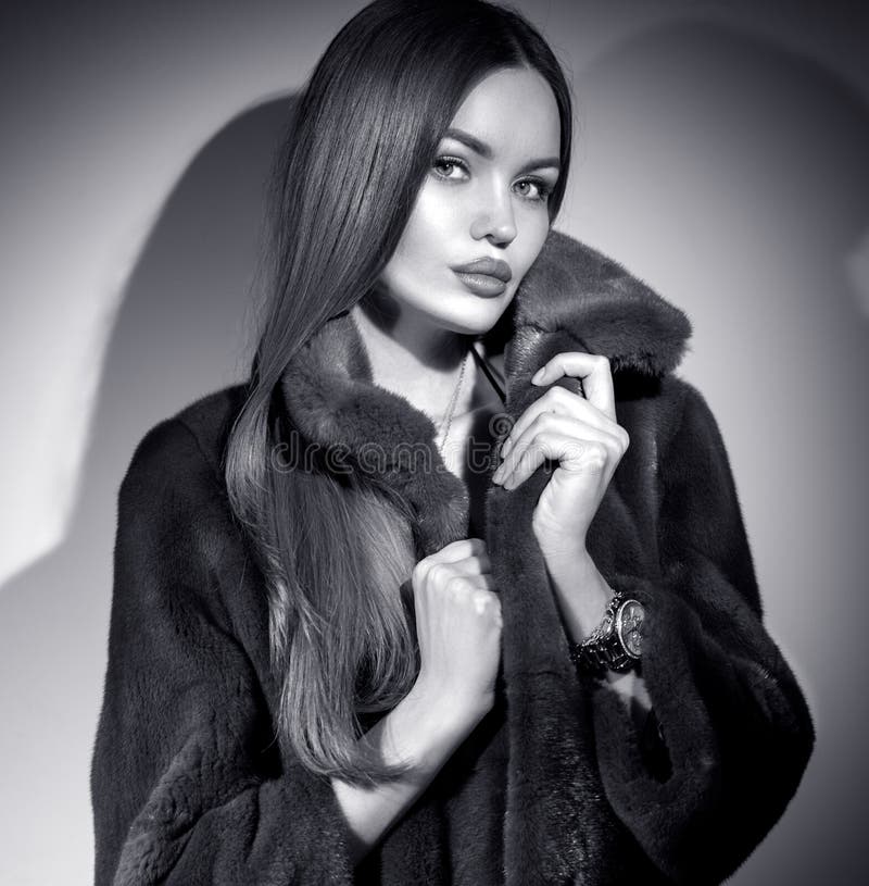 1,357 Fashion Woman Mink Fur Coat Beauty Makeup Stock Photos - Free ...