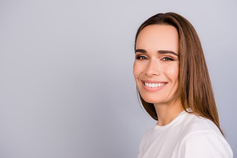 Concept de frumusețe și sănătate. domnișoară cu părul frumos și maro, cu royalty free stock image