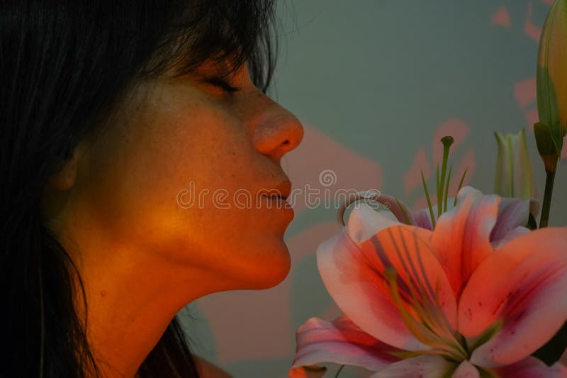 Beauty Mode Brunette Mädchen mit Blumenstrauß. Glamour sexy Frau in farbenfrohen Neonleuchten Make-up. schön stockbild