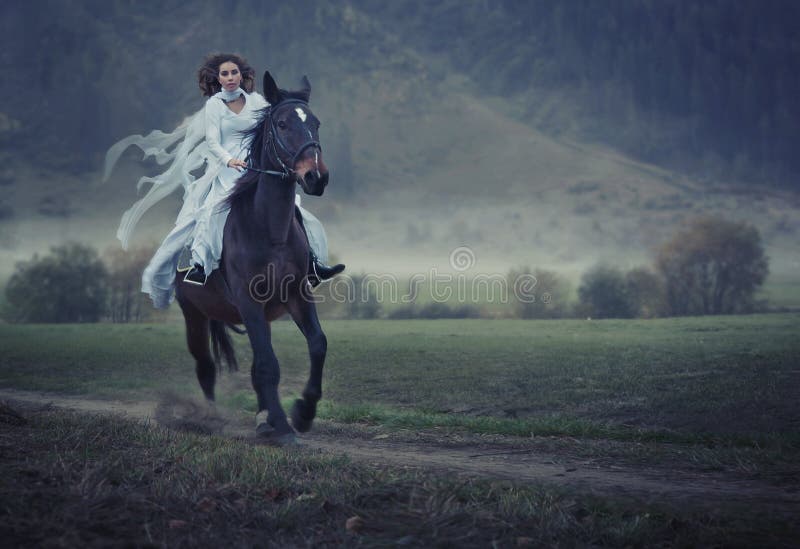 Joven belleza sobre el caballo un caballo.