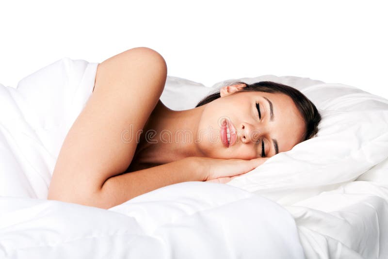 Una mujer felizmente belleza durmiendo en blanco una cama a sonando,.