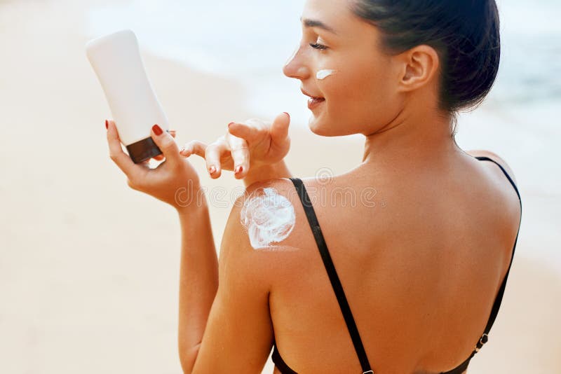 Beauty Woman applying sunscreen creme. Skin care. Body Sun protection sun cream. royalty free stock photo Beauty Woman applying sunscreen creme. Skin care. Body Sun protection sun cream. royalty free stock photo