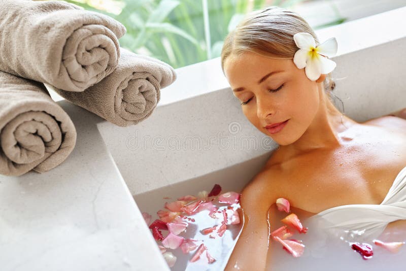 Beauty Woman Spa Lichaamsverzorgingbehandeling De Ton van het bloembad Skincare stock foto's Beauty Woman Spa Lichaamsverzorgingbehandeling De Ton van het bloembad Skincare stock foto's