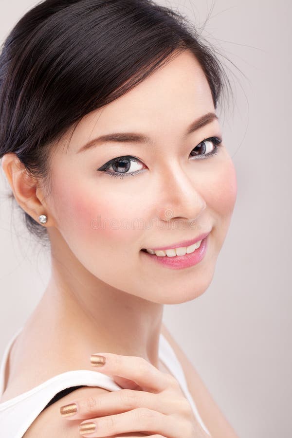 beautyful asian woman beauty shot makeup 32952180