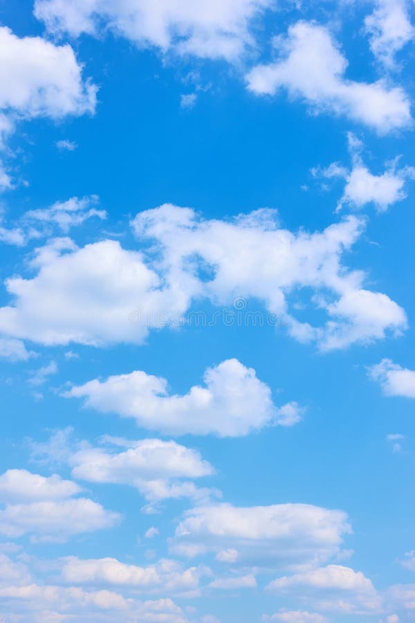 Beautyful blauwe hemel met witte wolken - verticale achtergrond