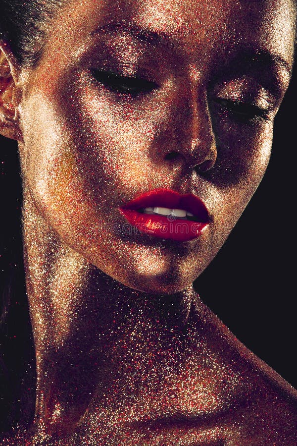 Beautyful-Mädchen mit Goldfunkeln auf ihrem Gesicht stockbilder Beautyful-Mädchen mit Goldfunkeln auf ihrem Gesicht stockbilder