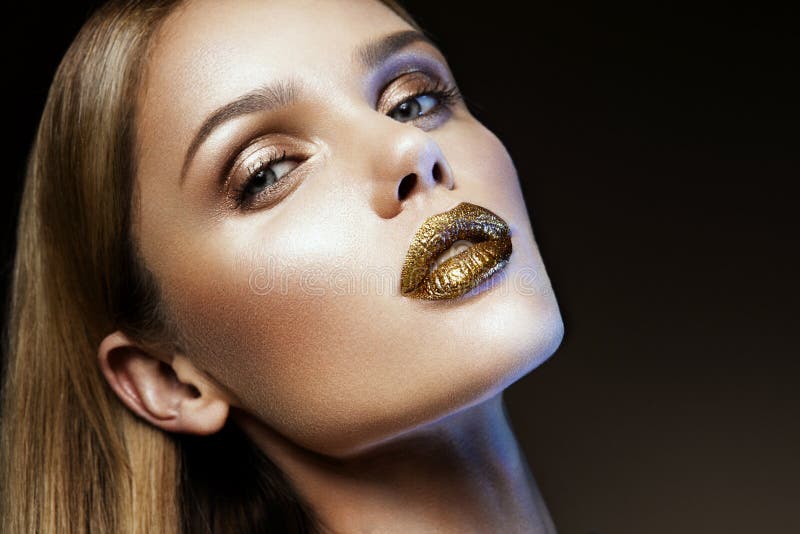 Beautyful-Mädchen mit Goldfunkeln auf ihrem Gesicht lizenzfreie stockfotos Beautyful-Mädchen mit Goldfunkeln auf ihrem Gesicht lizenzfreie stockfotos