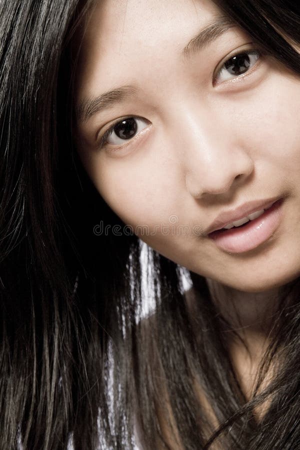 Krása, asijský model ve fotoateliéru.