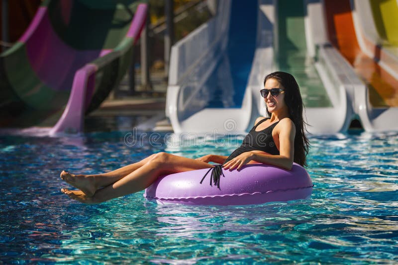 Beautyfulmeisje in bikini in het zwembad royalty-vrije stock foto Beautyfulmeisje in bikini in het zwembad royalty-vrije stock foto
