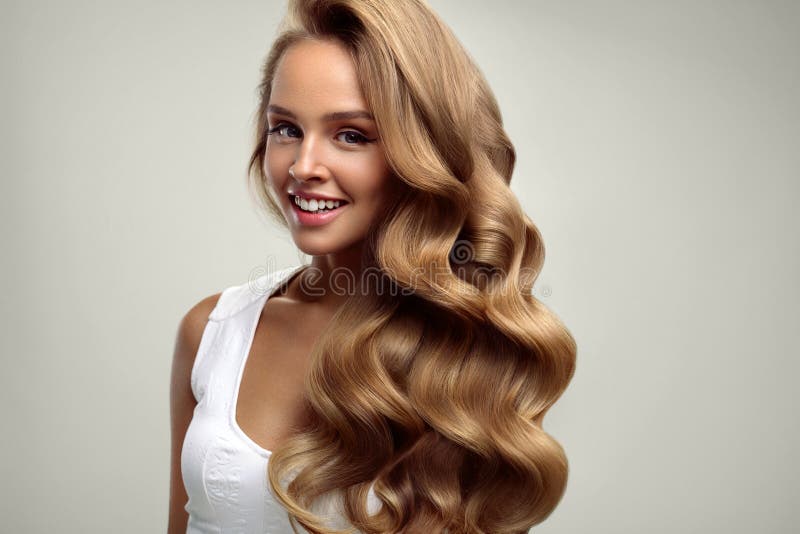 beauté Belle femme avec de longs cheveux bouclés blonds coiffure photo stock beauté Belle femme avec de longs cheveux bouclés blonds coiffure photo stock