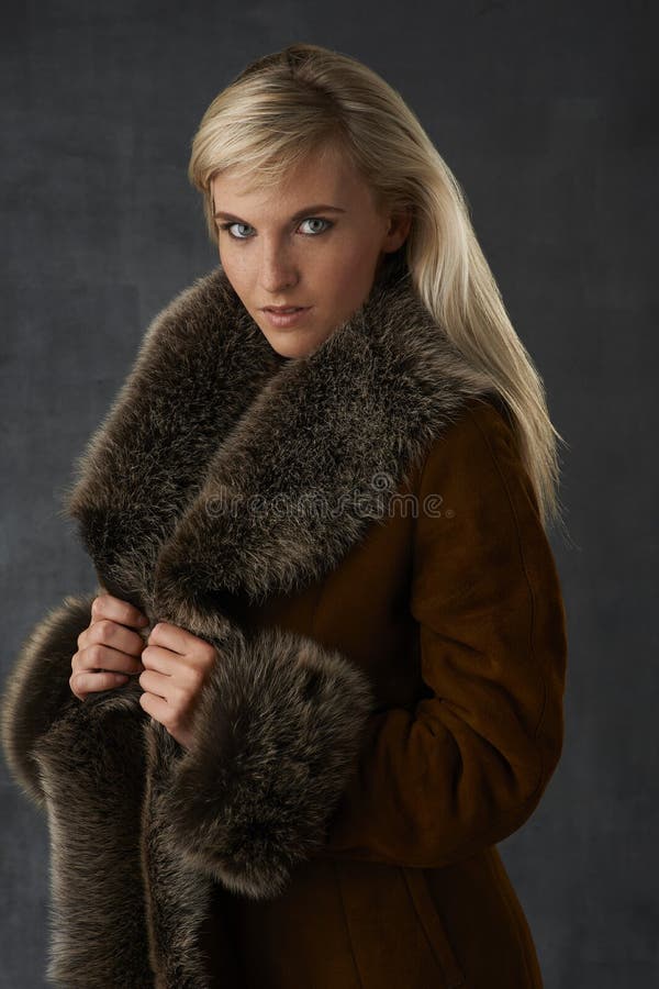 Beauté blonde dans le manteau de fourrure photographie stock Beauté blonde dans le manteau de fourrure photographie stock