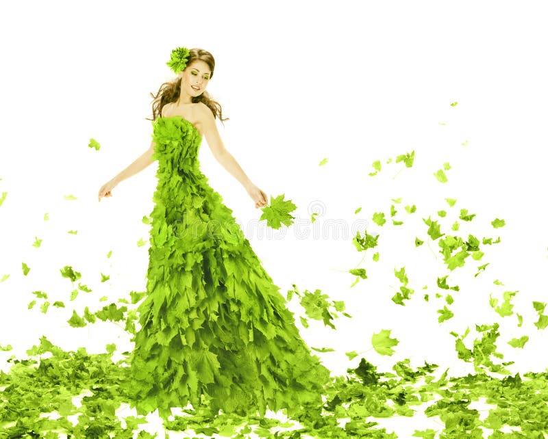 Beauté d'imagination, femme dans la robe de feuilles photo libre de droits