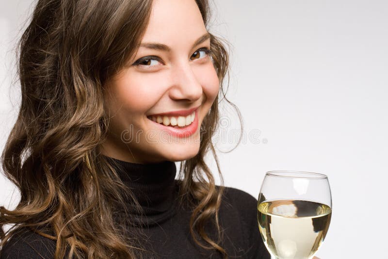 Beauté de brune avec du vin blanc. photo libre de droits Beauté de brune avec du vin blanc. photo libre de droits