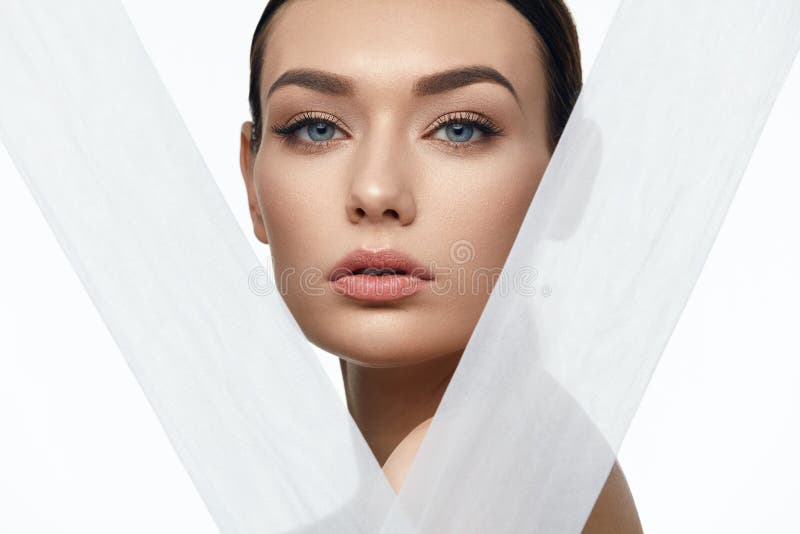 Beauté de peau de visage Beau femme avec le renivellement normal images libres de droits
