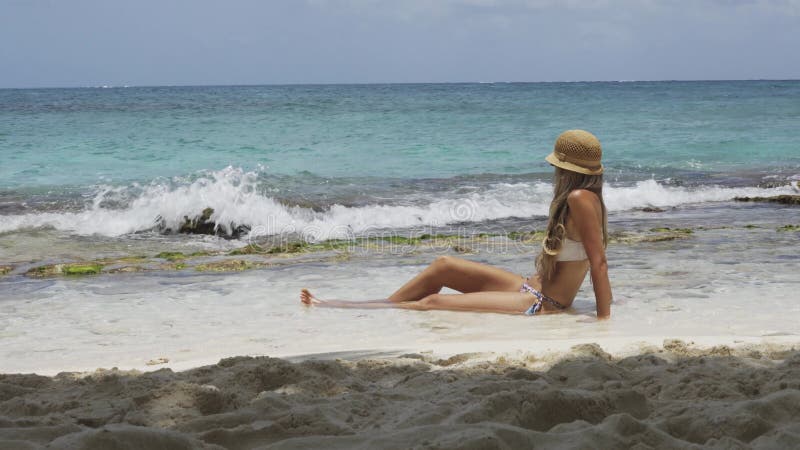 Beauté femme allongée au bord de la mer bronzer banque de vidéos
