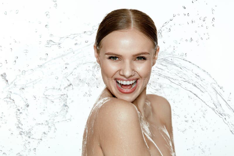 Beauté Femme avec de l'eau sur le visage et le corps soins de la peau de station thermale image libre de droits