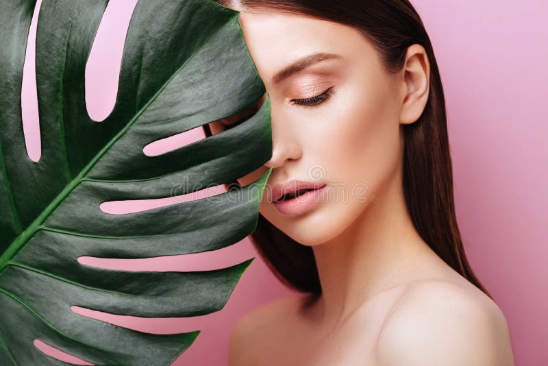 Beauté Femme à la feuille de palmier verte naturelle Portrait photographie stock libre de droits