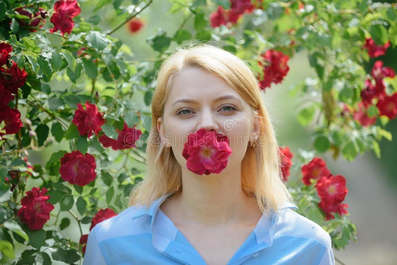 Beauté fleurissante Fille adorable avec la fleur de fleur Jolie fille au rosier de floraison Fille sexy avec les fleurs rouges de photos stock Beauté fleurissante Fille adorable avec la fleur de fleur Jolie fille au rosier de floraison Fille sexy avec les fleurs rouges de photos stock