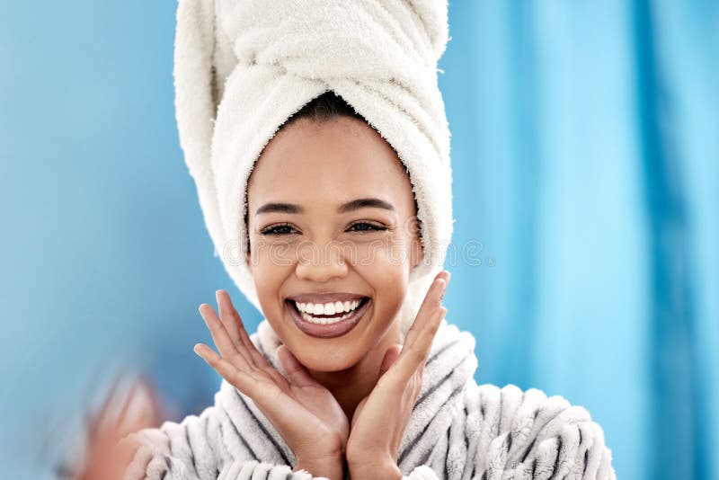 Beauté féminine et soins naturels dans la salle de bain pour douche du matin avec la peau de serviette brillant et confiance. Femm photographie stock