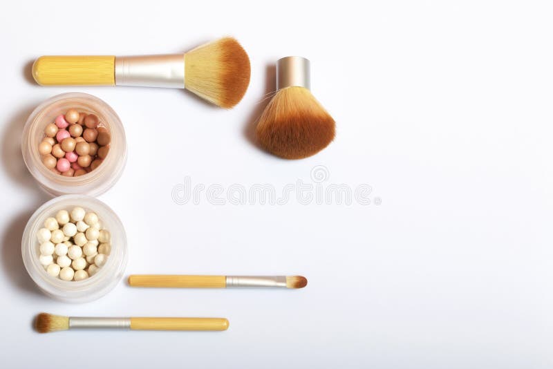Beauté knolling Brosses pour appliquer le maquillage de différentes tailles et de barre de mise en valeur image libre de droits Beauté knolling Brosses pour appliquer le maquillage de différentes tailles et de barre de mise en valeur image libre de droits