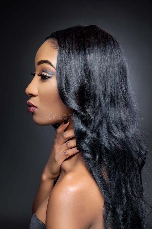 Beauté noire avec les cheveux bouclés élégants image libre de droits Beauté noire avec les cheveux bouclés élégants image libre de droits