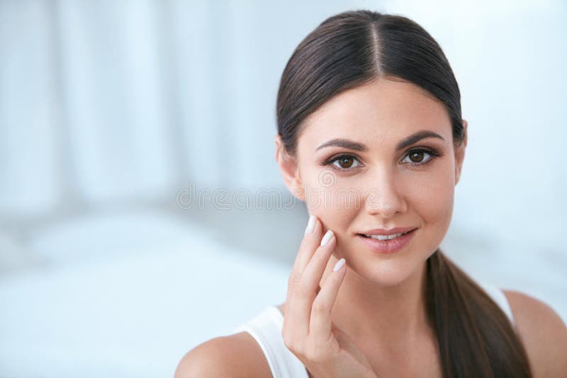 Beauté normale Femme avec le beau visage, peau saine molle images stock