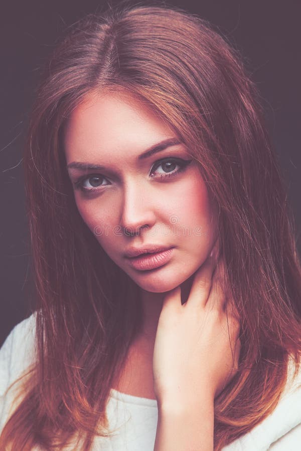 beauté Portrait d'une jeune femme sur le fond foncé photos libres de droits beauté Portrait d'une jeune femme sur le fond foncé photos libres de droits