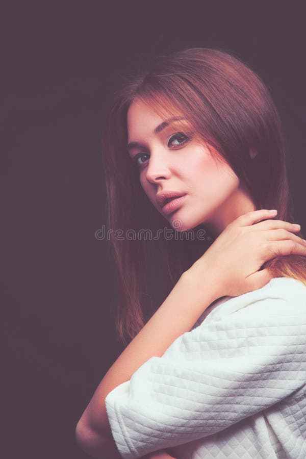 beauté Portrait d'une jeune femme sur le fond foncé photographie stock beauté Portrait d'une jeune femme sur le fond foncé photographie stock