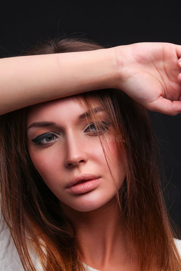 beauté Portrait d'une jeune femme sur le fond foncé photo stock beauté Portrait d'une jeune femme sur le fond foncé photo stock