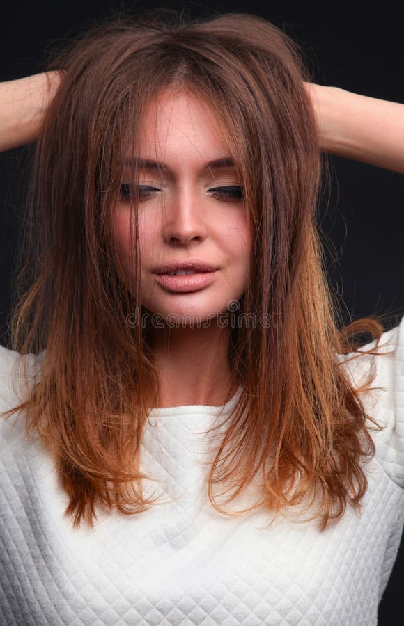beauté Portrait d'une jeune femme sur le fond foncé photo stock beauté Portrait d'une jeune femme sur le fond foncé photo stock