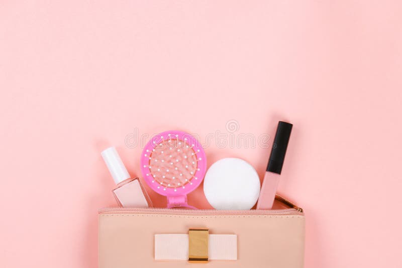 Beauté réglée avec des cosmétiques décoratifs vernis à ongles, brosses et sac sur la maquette rose de vue supérieure de fond photos libres de droits Beauté réglée avec des cosmétiques décoratifs vernis à ongles, brosses et sac sur la maquette rose de vue supérieure de fond photos libres de droits