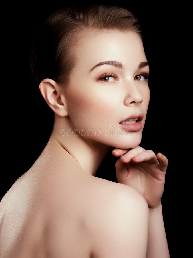 Beauté, station thermale Femme attirante avec le beau visage images stock Beauté, station thermale Femme attirante avec le beau visage images stock