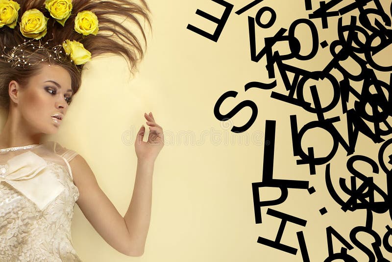 Beauté sur un fond jaune avec les lettres photo libre de droits Beauté sur un fond jaune avec les lettres photo libre de droits