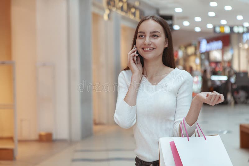 Beaux achats de jeune femme au mail local photos stock Beaux achats de jeune femme au mail local photos stock