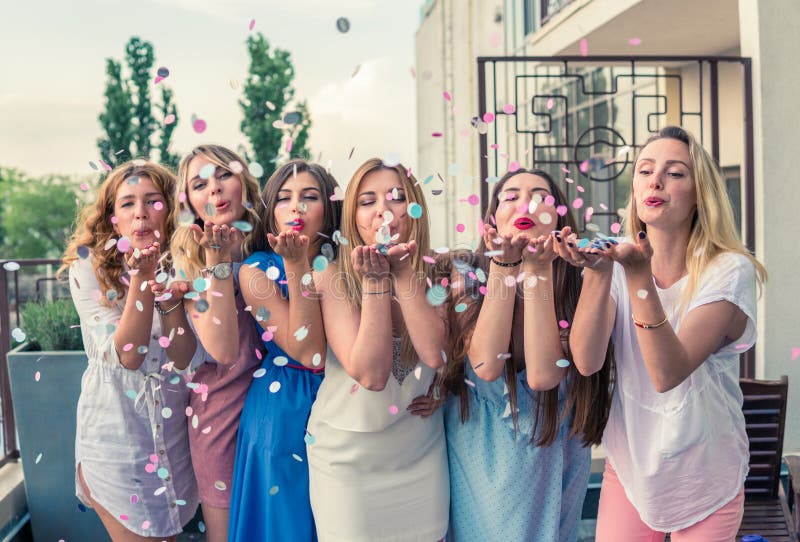 Beaux amis de femmes ayant l'amusement à la partie de célibataire photos libres de droits