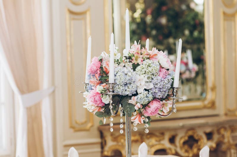 Beaux bouquets d'hortensia dans des vases et le candelabr argenté brillant image stock Beaux bouquets d'hortensia dans des vases et le candelabr argenté brillant image stock
