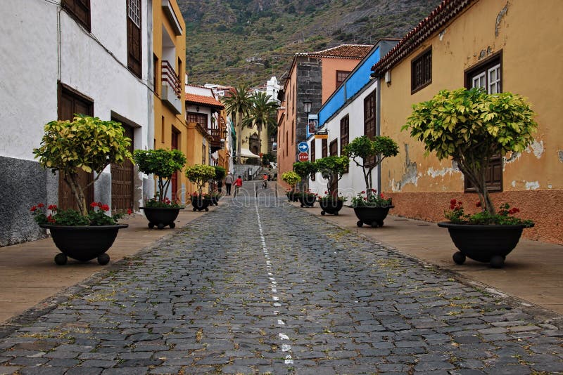 Beaux bâtiments dans une rue à Puerto de la Cruz en Îles Canaries de Ténérife, Espagne, l'Europe photographie stock Beaux bâtiments dans une rue à Puerto de la Cruz en Îles Canaries de Ténérife, Espagne, l'Europe photographie stock