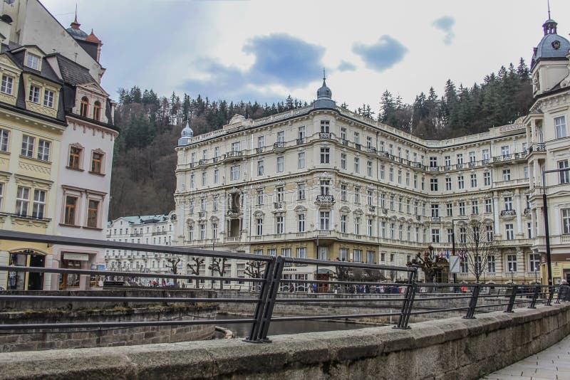 Beaux bâtiments et hôtel colorés grands à côté du rivage de la rivière à Karlovy Vary photo libre de droits Beaux bâtiments et hôtel colorés grands à côté du rivage de la rivière à Karlovy Vary photo libre de droits