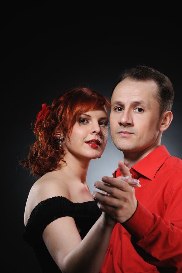 Beau couple qui danse image stock