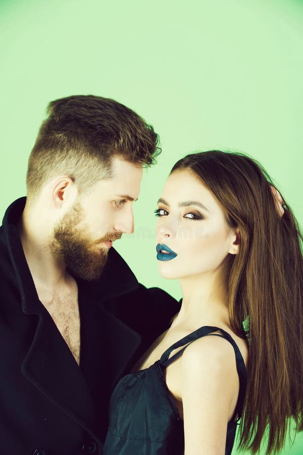 beaux couples de mode dans l'amour sur le fond vert photographie stock libre de droits beaux couples de mode dans l'amour sur le fond vert photographie stock libre de droits