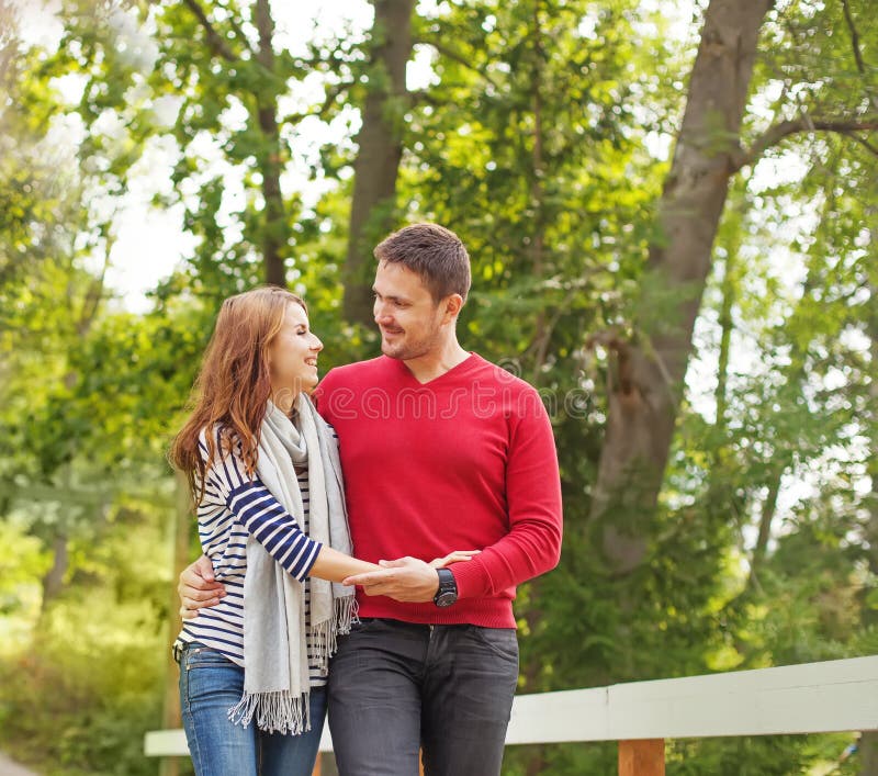 Beaux couples en stationnement d'automne images stock Beaux couples en stationnement d'automne images stock