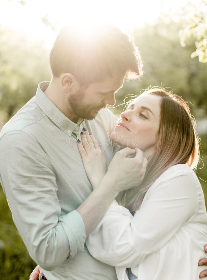 Beaux couples s'admirant dans le jardin photo stock Beaux couples s'admirant dans le jardin photo stock