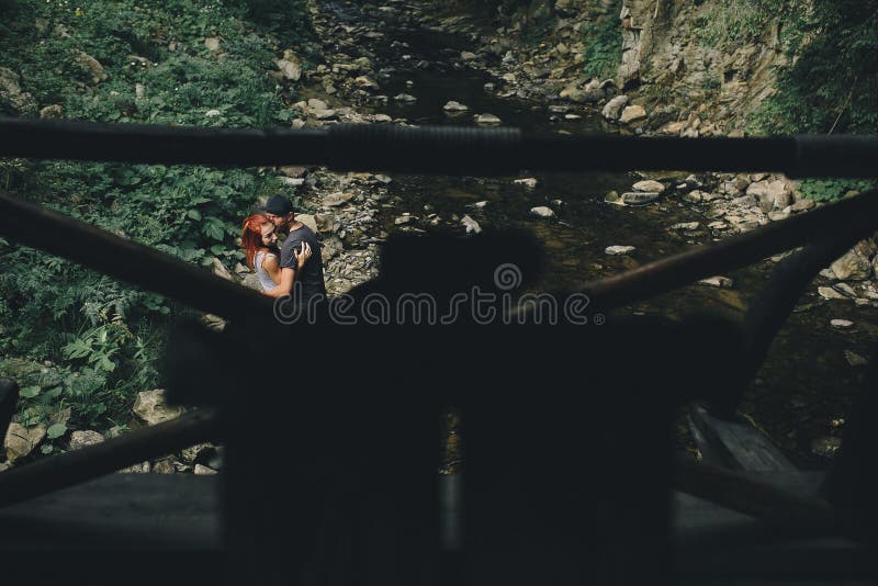 Download Beaux Couples Sur Le Fond De La Forêt Image stock - Image du mâle, joie: 76077955
