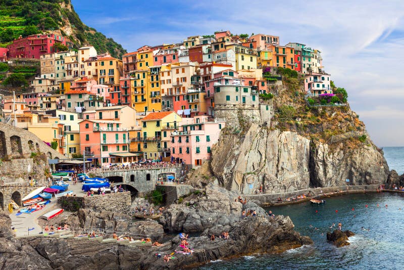 Beaux endroits de l'Italie - village coloré de Manarola dans Cinque image stock Beaux endroits de l'Italie - village coloré de Manarola dans Cinque image stock