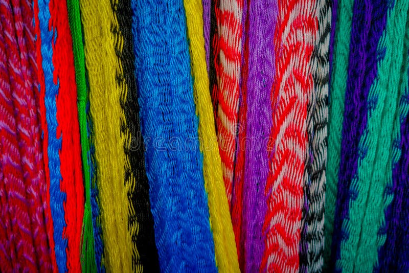 Beaux et colorés tissus mexicains à vendre au marché, Amérique latine, fond de tissu images stock Beaux et colorés tissus mexicains à vendre au marché, Amérique latine, fond de tissu images stock