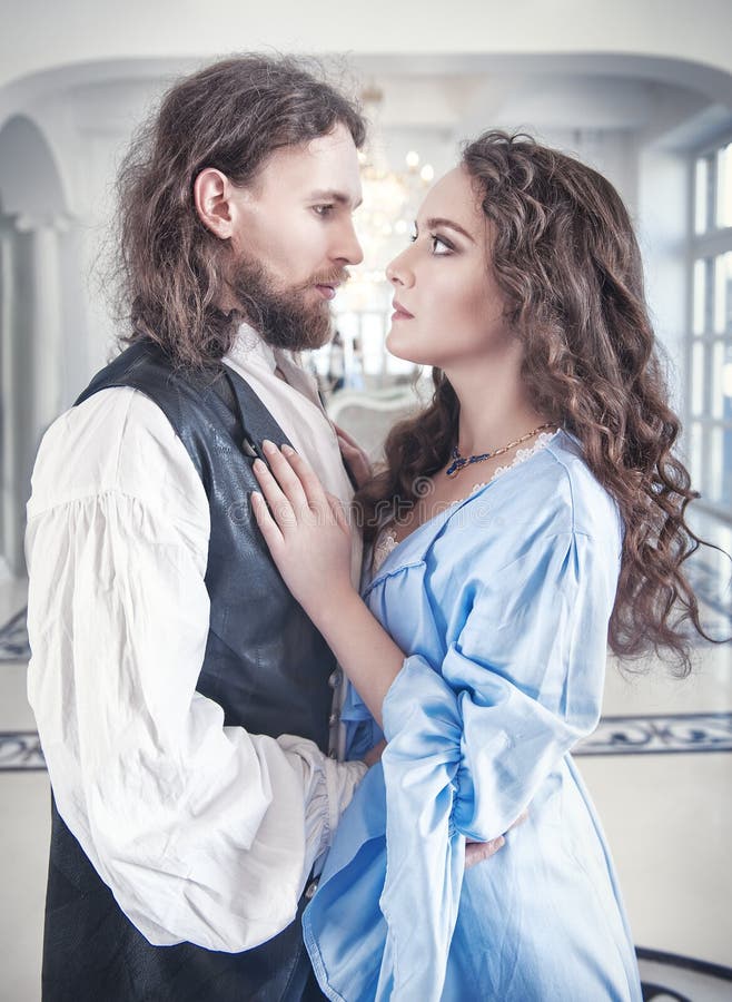 Beaux femme et homme passionnés de couples dans des vêtements médiévaux photographie stock libre de droits Beaux femme et homme passionnés de couples dans des vêtements médiévaux photographie stock libre de droits