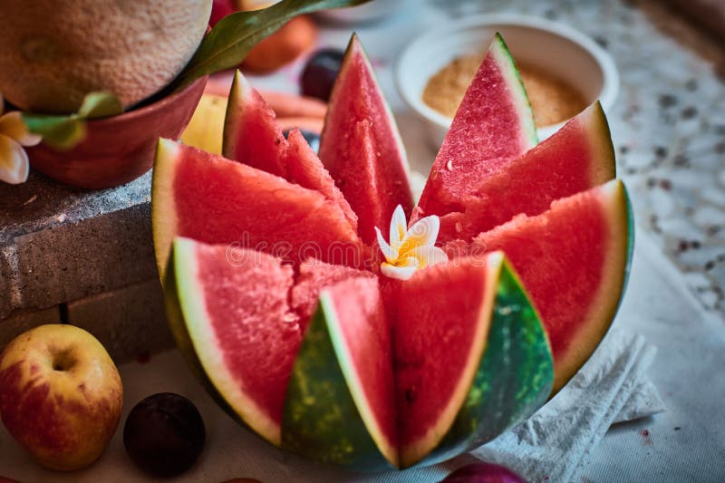 Beaux fruits disposés avec le fond brouillé photographie stock libre de droits Beaux fruits disposés avec le fond brouillé photographie stock libre de droits