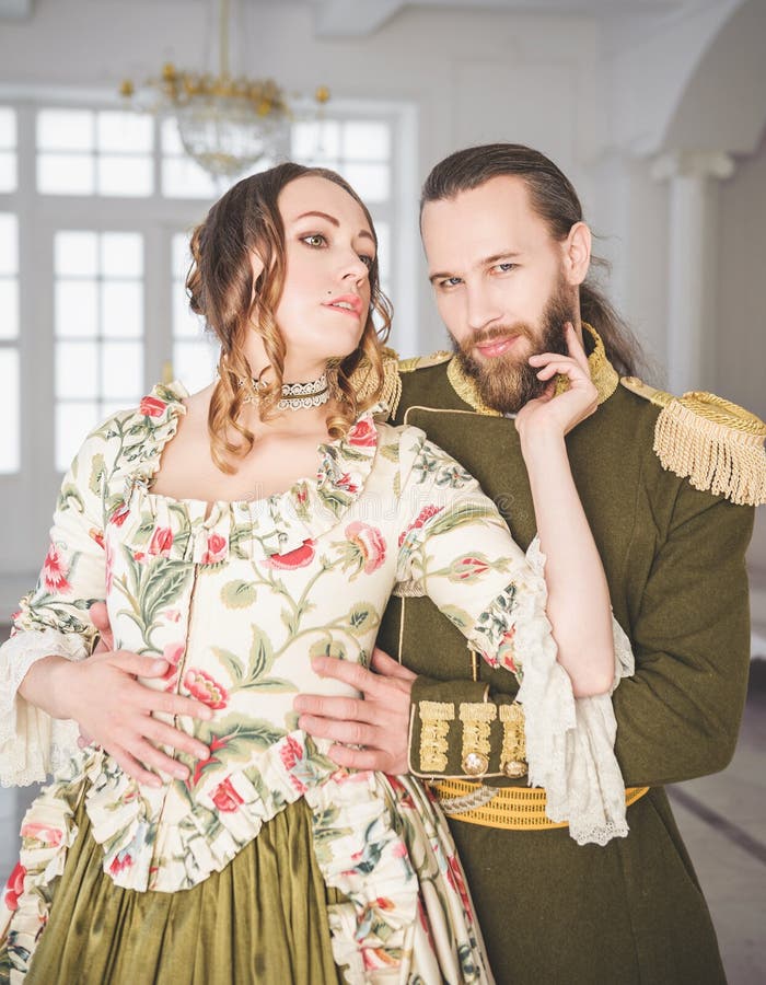 Beaux homme et femme de couples dans des costumes médiévaux image stock Beaux homme et femme de couples dans des costumes médiévaux image stock