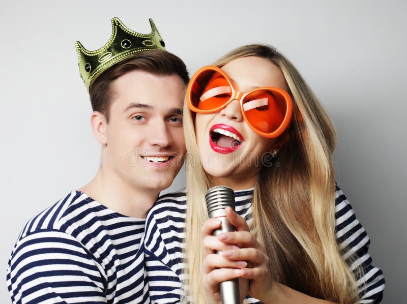 Beaux jeunes couples affectueux prêts pour la partie image libre de droits Beaux jeunes couples affectueux prêts pour la partie image libre de droits